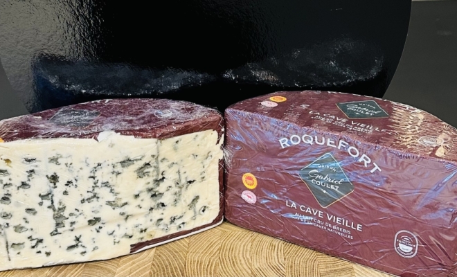 Le Roquefort Castelviel est un des Roqueforts les plus affinés : il est puissant avec du caractère,  plus fondant il se remarque par le bleu intense de son persillé qui persiste en bouche sans piquer.