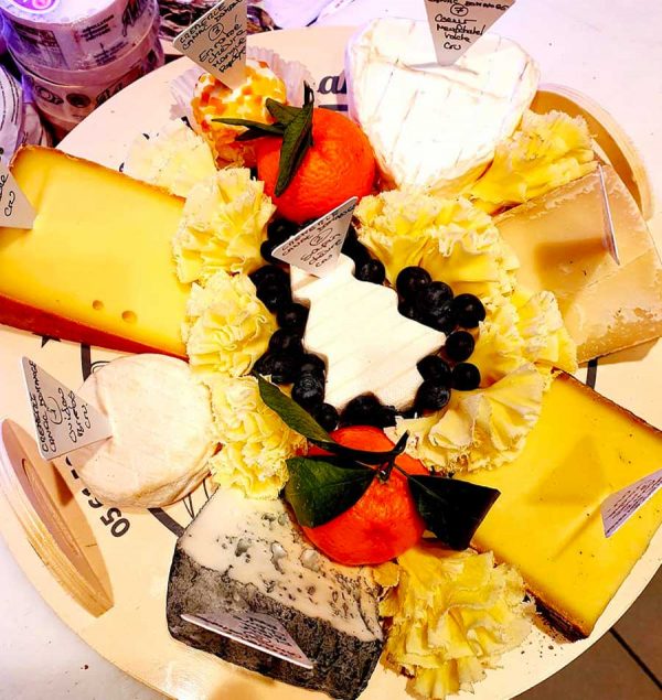 Plateau de plusieurs fromages pour Noël
